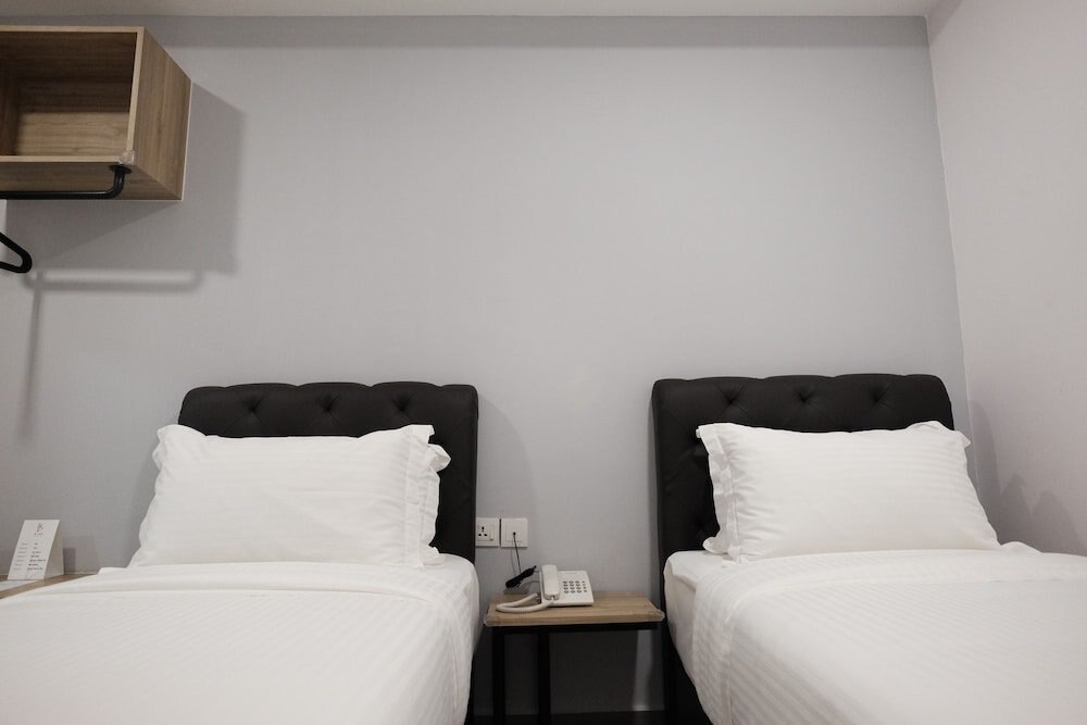 B Lot Hotel Room Type - Deluxe Twin Room, No Windows