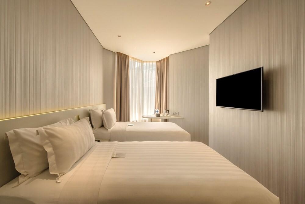 Ashley Wahid Hasyim Jakarta Room Type - Deluxe Twin Room (Free Self Service Laundry)