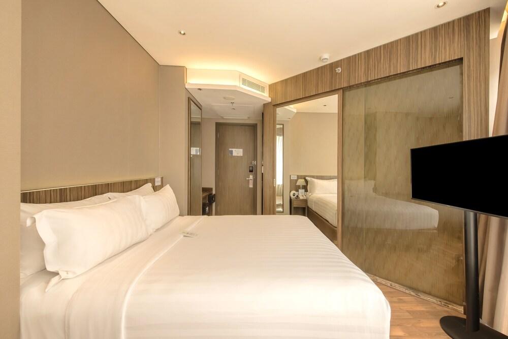 Ashley Wahid Hasyim Jakarta Room Type - Deluxe Room, 1 Queen Bed (Free Self Service Laundry) Ashley Wahid Hasyim Jakarta Room Type - Deluxe Room, 1 Queen Bed (Free Self Service Laundry)