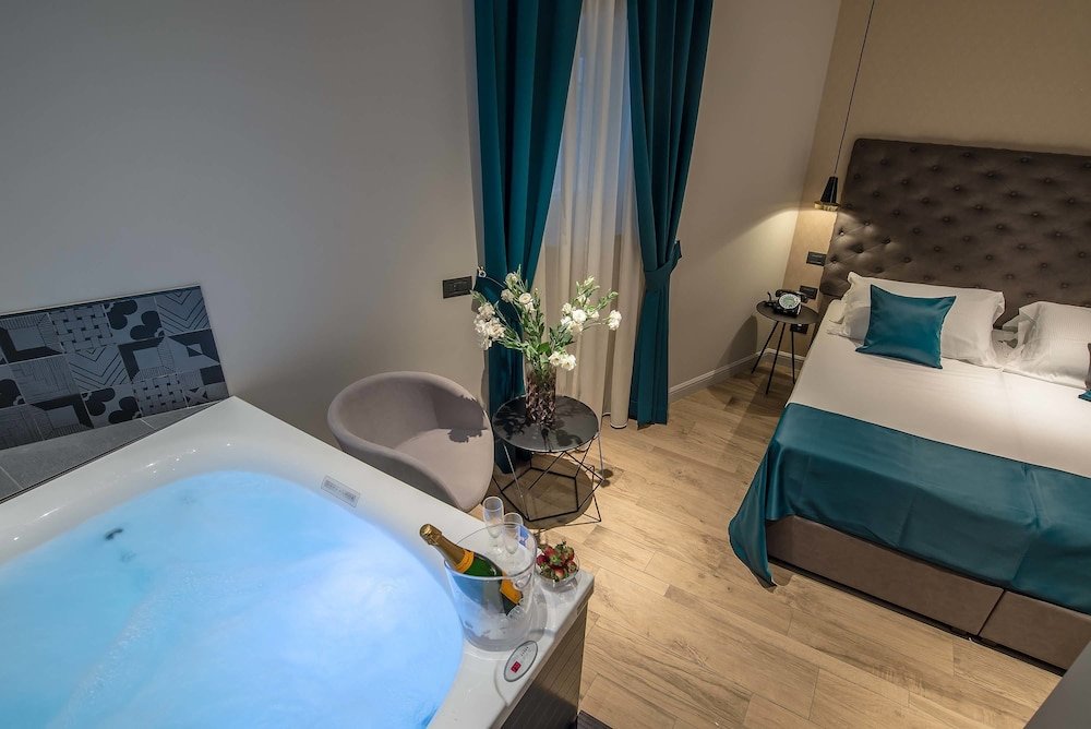 Navona Street Hotel Room Type - Deluxe Double Room, Jetted Tub, Ground Floor