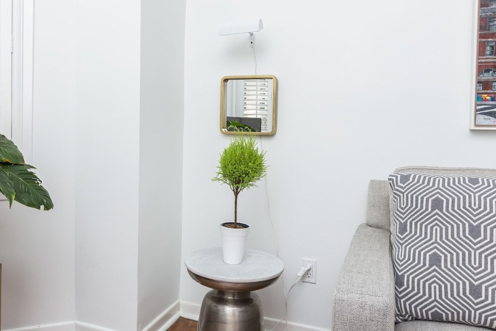Applewood Suites - Queen West - Tap to explore photos