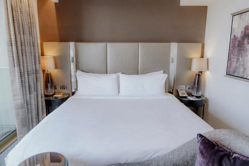 Crowne Plaza London - Albert Embankment - Tap to explore photos