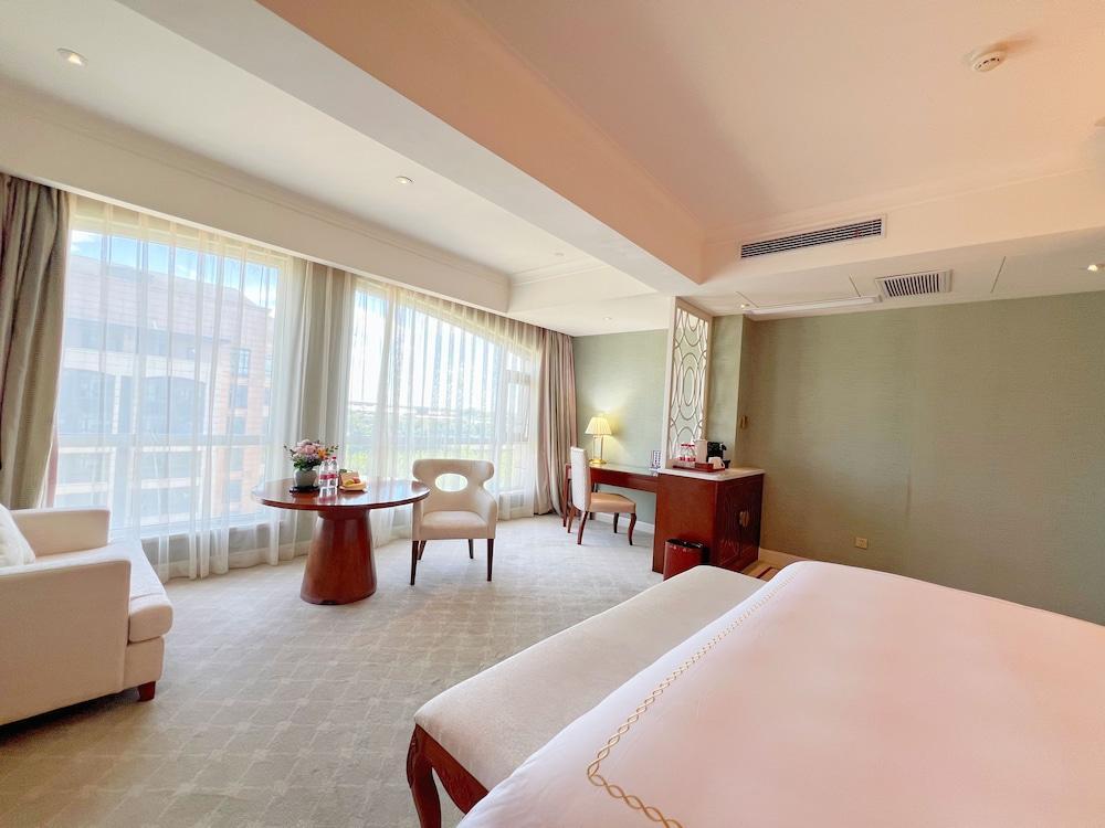 Urban Island Hotel Shanghai - Tap to explore photos