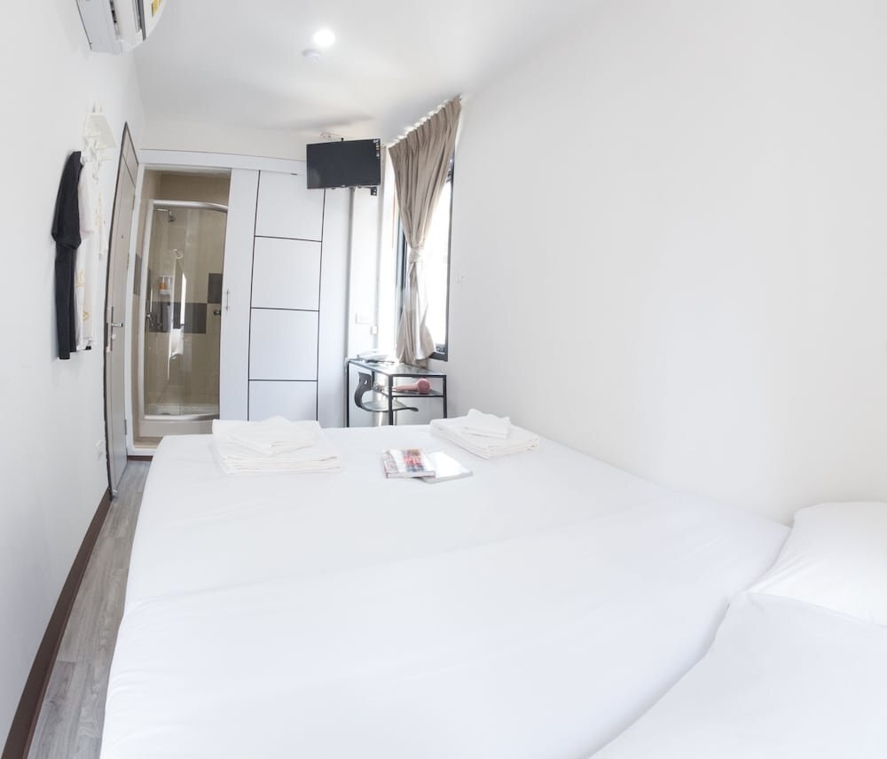 Le Bonheur Poshtel - Hostel Room Type - Economy Double Room, 1 Queen Bed, Ensuite