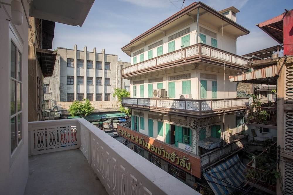 Nornyaowarat Hostel - Tap to explore photos