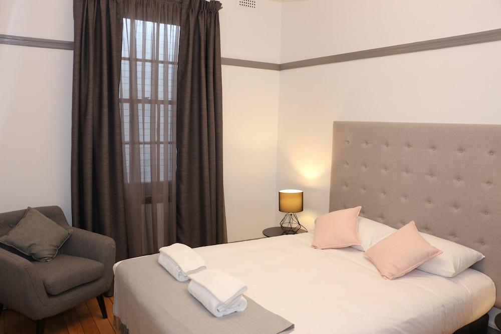 Guildford Hotel Room Type - Queen Room, Shared Bathroom