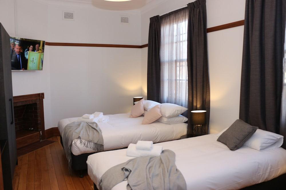Guildford Hotel Room Type - Queen Single Room, Shared Bathroom