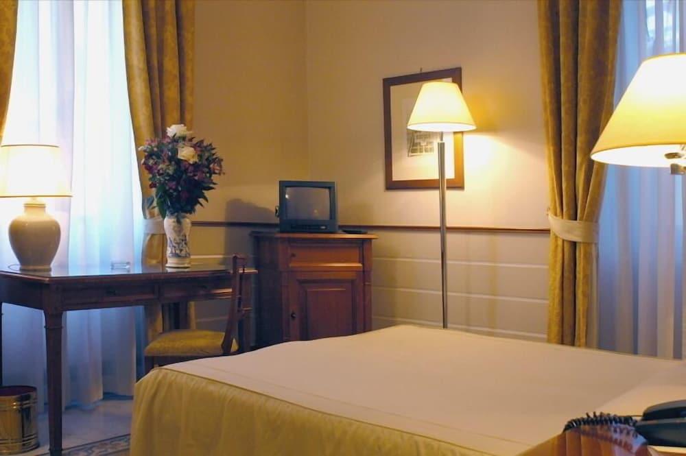 Hotel Flora Room Type - Triple Room Hotel Flora Room Type - Triple Room