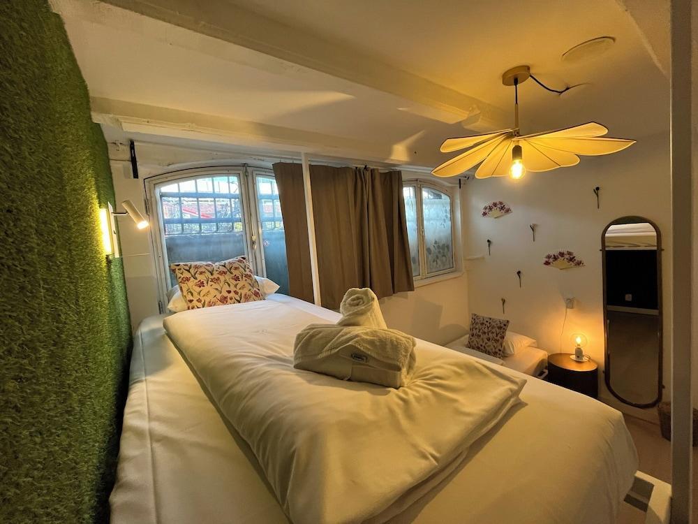 ClinkCoco Room Type - Private Twin En-suite Room