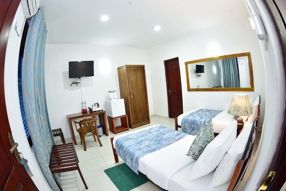 Colombo Villa at Cambridge Place Room Type - Deluxe Twin Room, 2 Twin Beds, Private Bathroom, Poolside