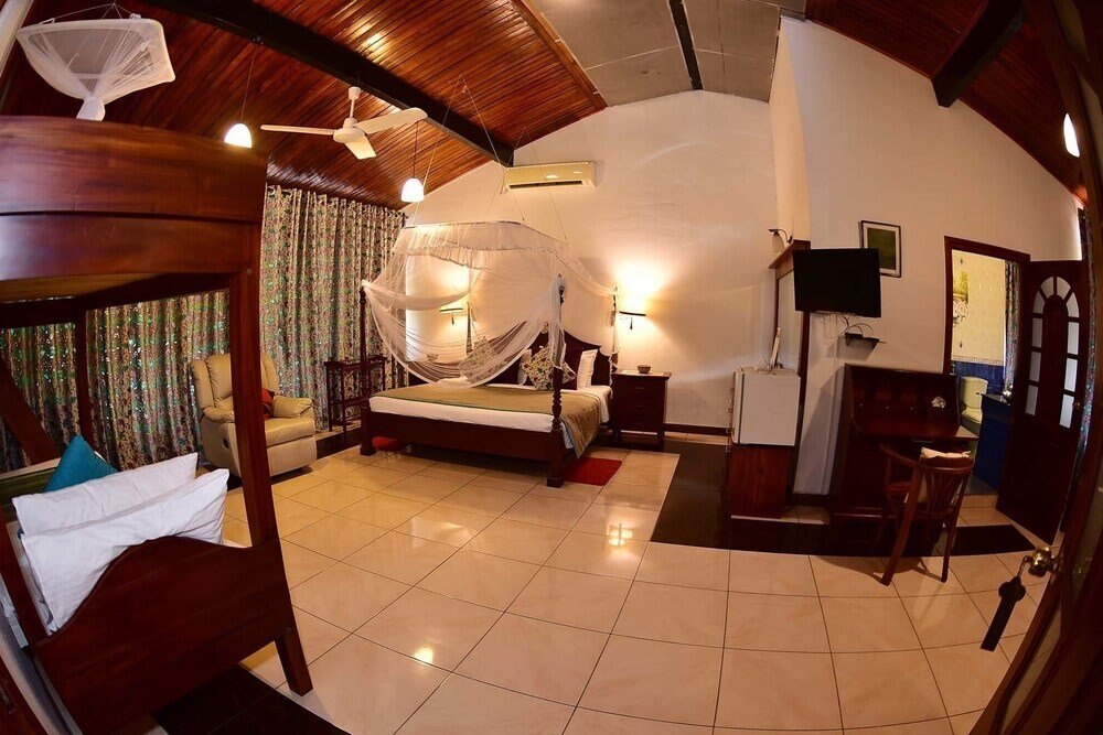 Colombo Villa at Cambridge Place Room Type - Luxury Quadruple Room, Multiple Beds, Private Bathroom Colombo Villa at Cambridge Place Room Type - Luxury Quadruple Room, Multiple Beds, Private Bathroom