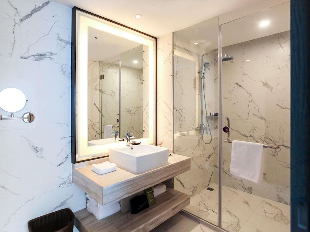 Mercure Shanghai Hongqiao South Room Type - Deluxe Room, 1 King Bed