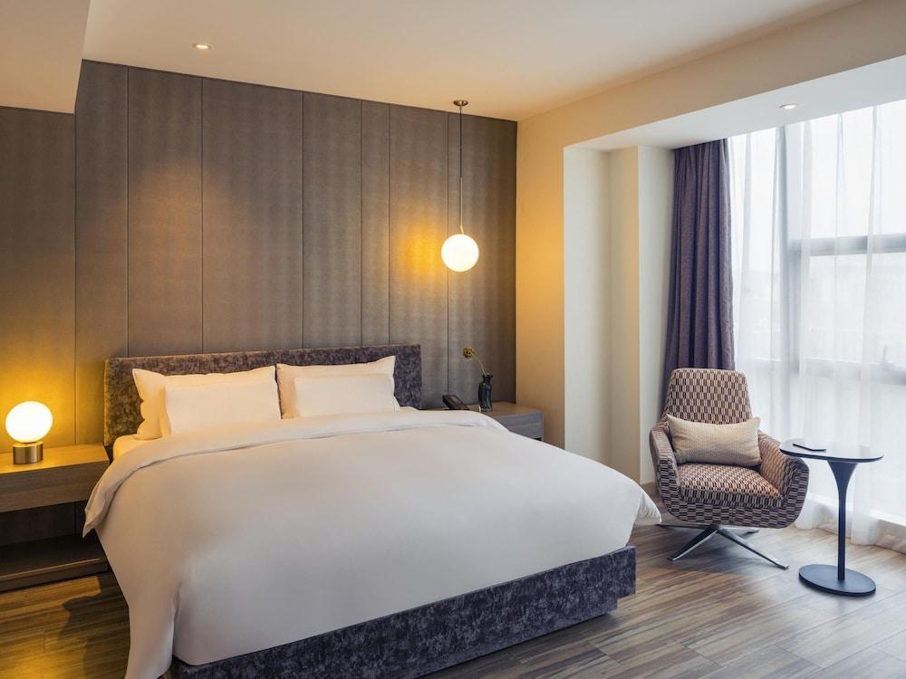 Mercure Shanghai Hongqiao South Room Type - Deluxe Suite, 1 King Bed