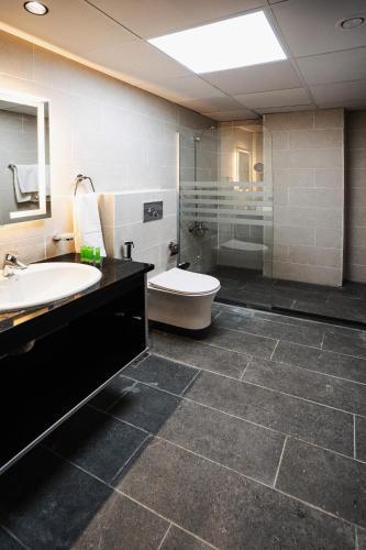 Diamond Hotel Suites Room Type - Deluxe Double Room (2 Adults + 1 Child)