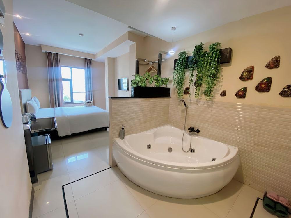 Verse Lite Hotel Gajah Mada Room Type - Executive Jacuzzi Room