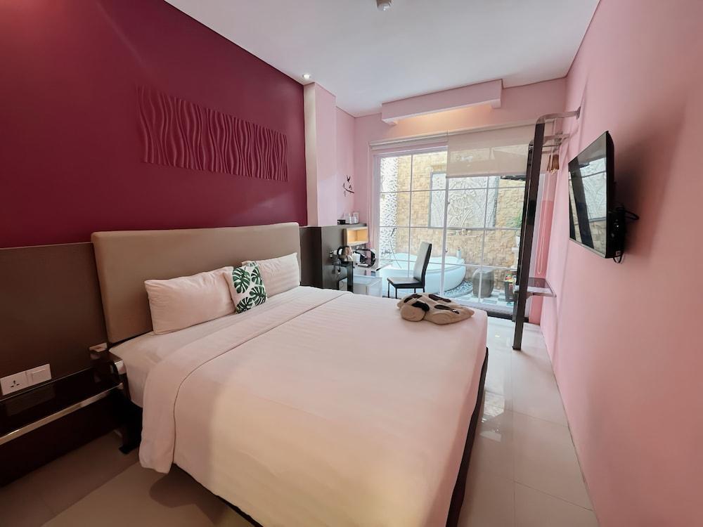 Verse Lite Hotel Gajah Mada Room Type - Suite Jacuzzi Room