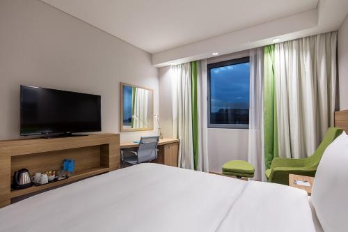 Hampton by Hilton Istanbul Zeytinburnu - Tap to explore photos