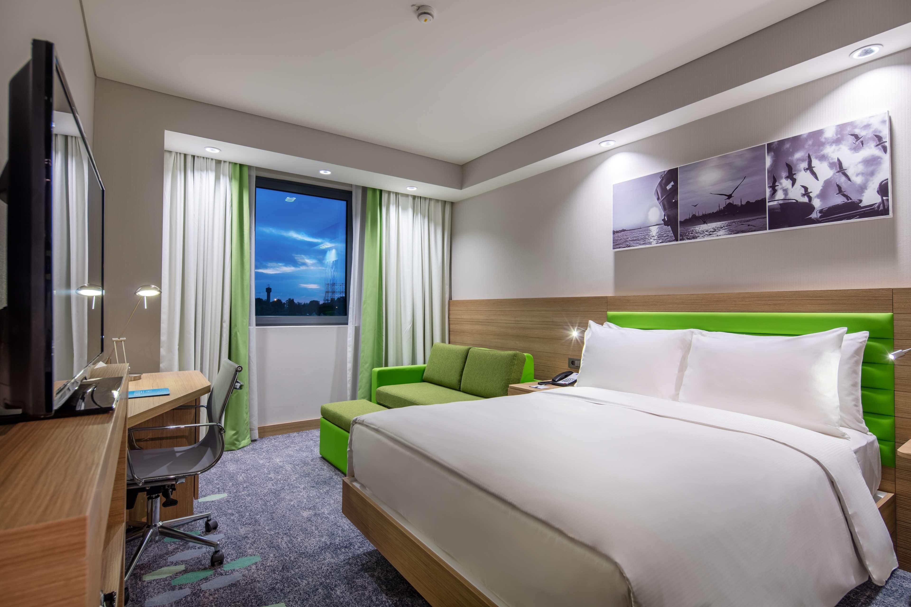 Hampton by Hilton Istanbul Zeytinburnu Room Type - QUEEN RM WITH SOFA AND BAL