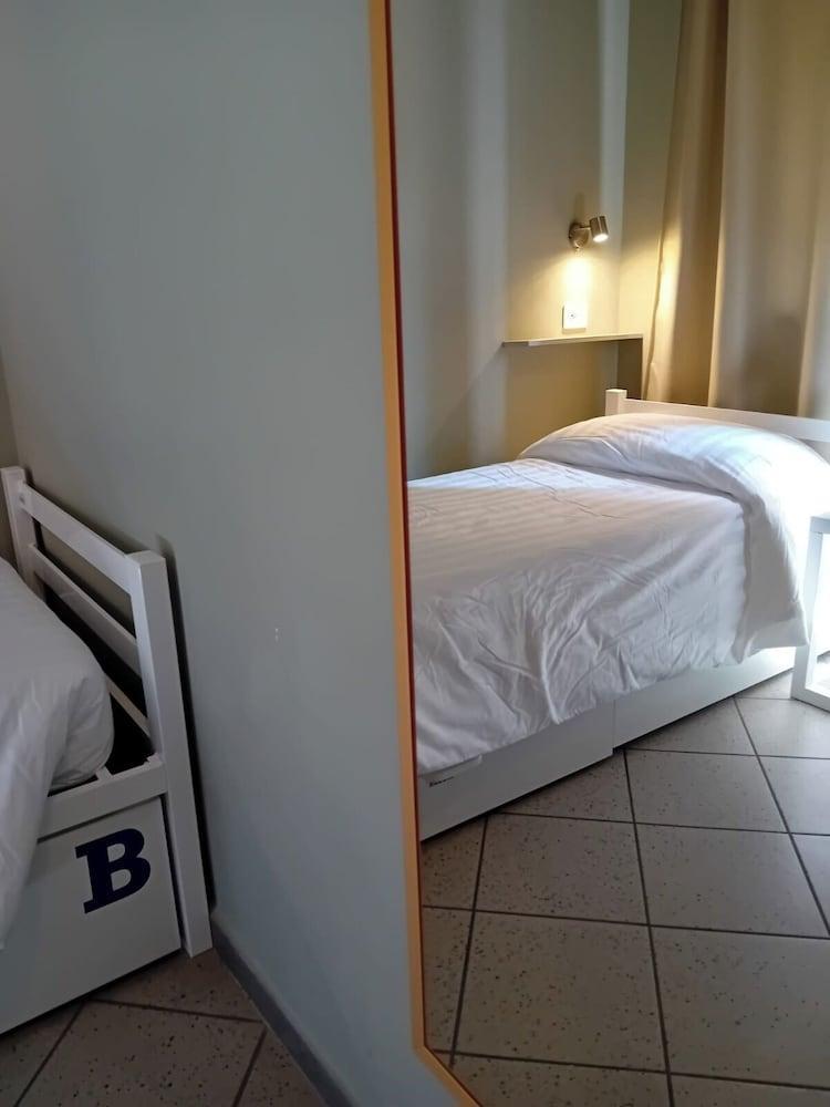 Roma Scout Center - Hostel Room Type - Twin Room, Women only, Private Bathroom