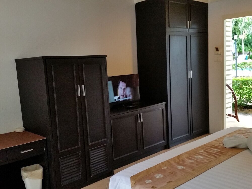 Nautical Inn Room Type - Deluxe Room, Pool View