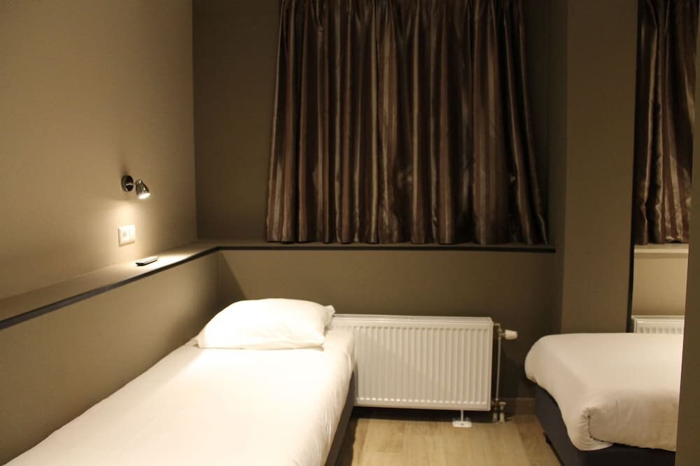 Hotel Blossoms Room Type - Twin Room Basement