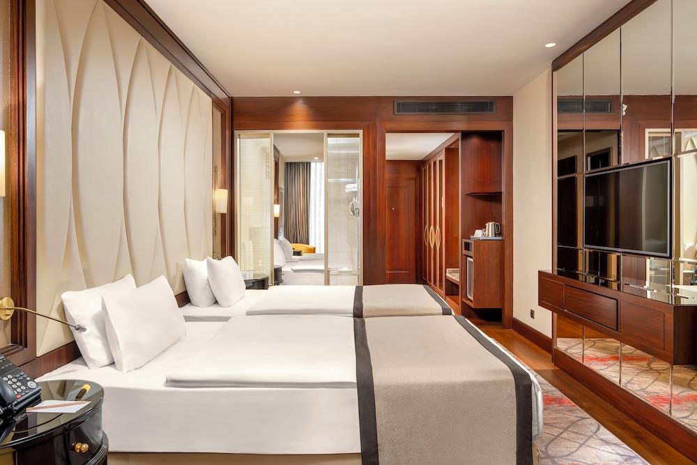 Elite World Grand Istanbul Basın Ekspres - Tap to explore photos