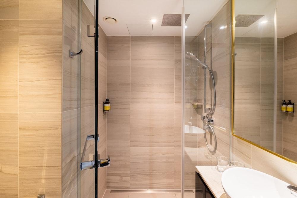 Hotel Leonardo Hotel London Aldgate - formerly Hotel Saint - Tap to explore photos