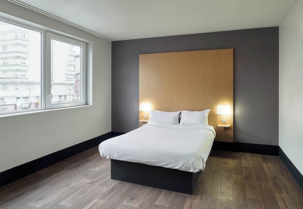 B&B HOTEL Paris Est Bobigny - Tap to explore photos