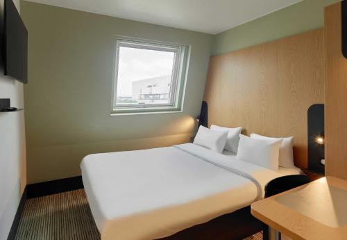 B&B HOTEL Paris Est Bobigny - Tap to explore photos