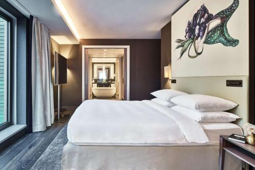 Hyatt Regency Amsterdam - Tap to explore photos