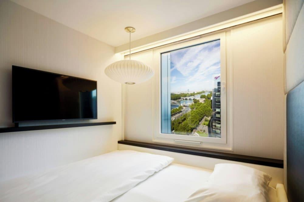 citizenM Paris Gare de Lyon Room Type - Premium Room, 1 King Bed (View)