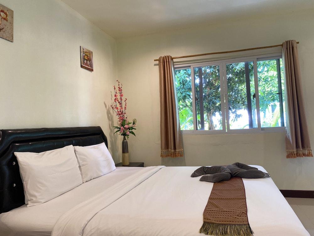 Everest Resort Room Type - Junior Suite, 1 King Bed, Kitchenette, Garden Area