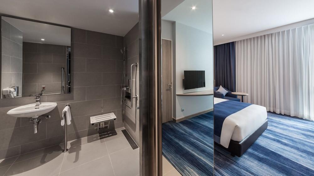 Holiday Inn Express Bangkok Soi Soonvijai - Tap to explore photos