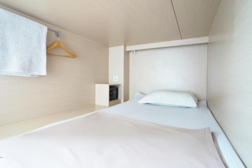 Cubic Bed Pratunam - Hostel Room Type - Bed in 8-Bed Mixed Dormitory Room