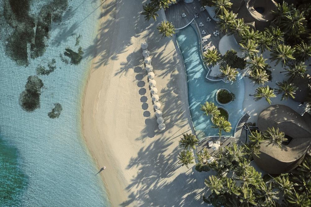 COMO Maalifushi - Tap to explore photos