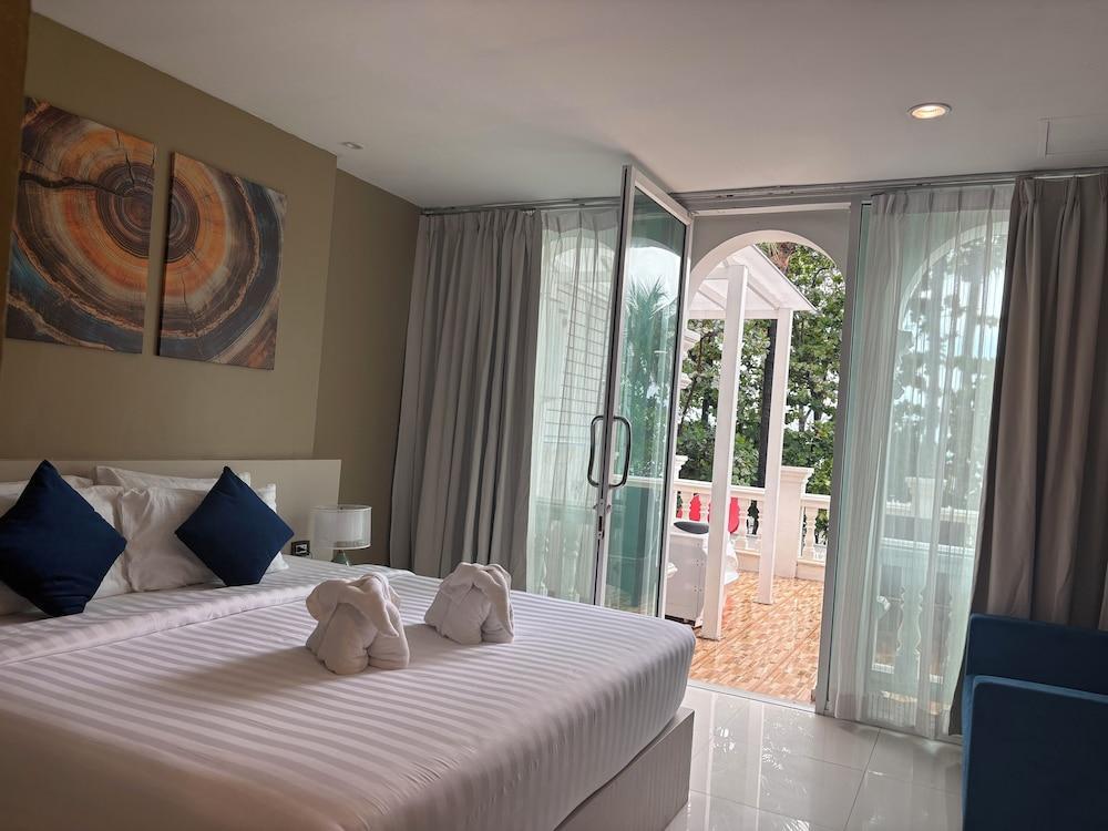 Modern Living Residence Room Type - Deluxe Jacuzzi and Pool Access
