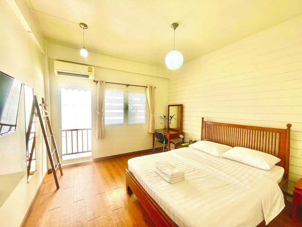 Les Fleurs Bangkok Hostel Room Type - Superior Room, Shared Bathroom