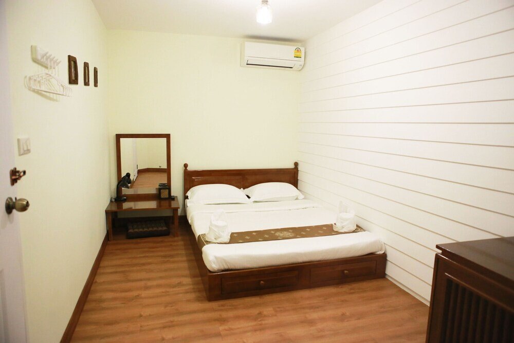 Les Fleurs Bangkok Hostel Room Type - Double room private bathroom  - small window
