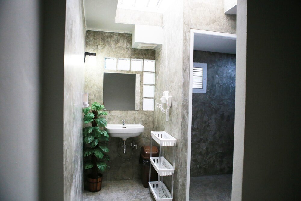 Les Fleurs Bangkok Hostel - Tap to explore photos