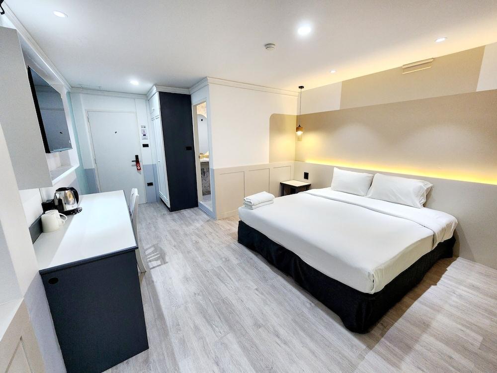 SEATEL Phuket Patong Beach - Tap to explore photos