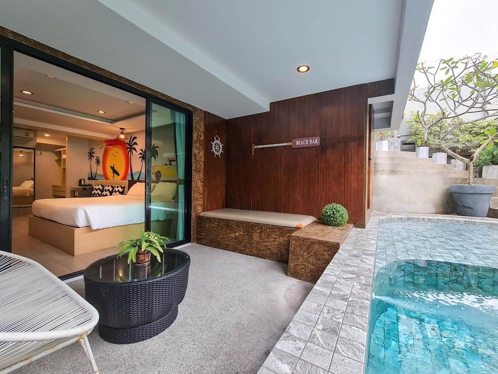 Oneloft Hotel Room Type - Deluxe Room, Pool Access