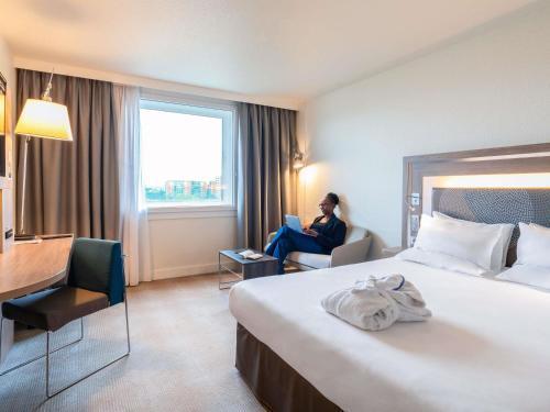 Novotel Paris 17 - Tap to explore photos