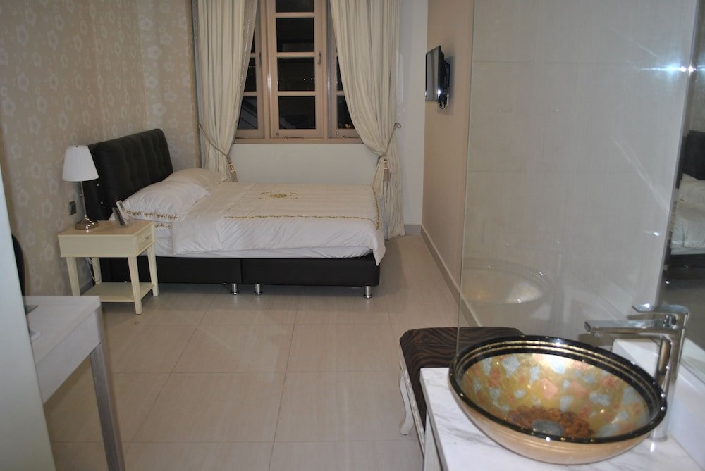 Jayleen Clarke Quay Hotel Room Type - Deluxe Queen Room
