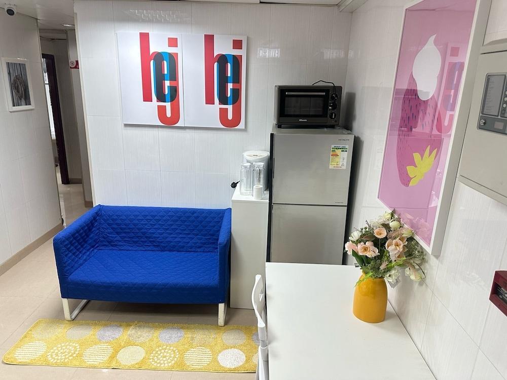 Comfort Guest House - Hostel Room Type - Private Apartment for 16 people (5 bedroom, 1 living room)