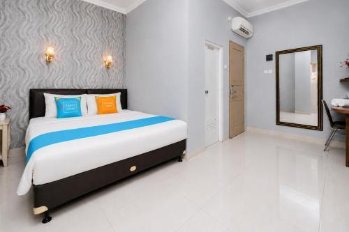 RedDoorz Plus @ Cideng Barat Room Type - Superior Double Room