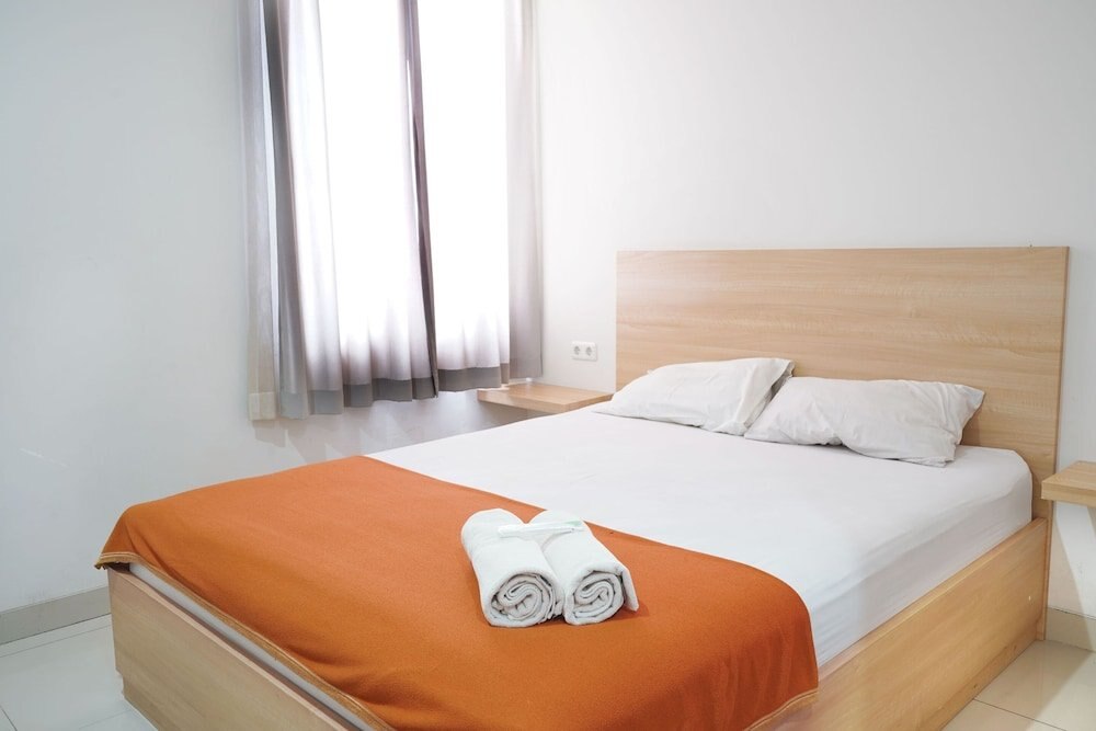 UROOMS Tanah Abang Room Type - Standard Double Room