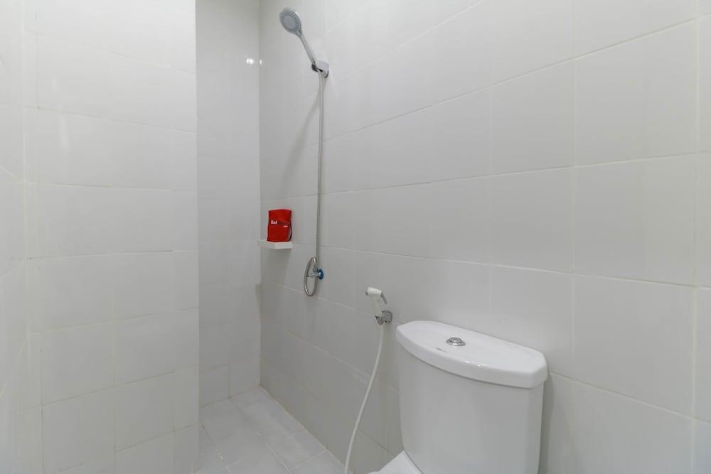 RedDoorz Plus @ Kapuk Business Park - Tap to explore photos
