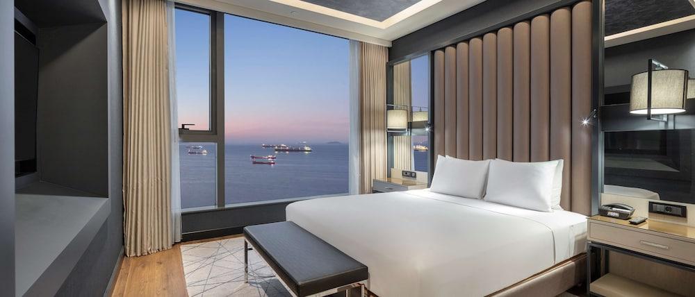 Hilton Istanbul Bakirkoy Room Type - Grand Deluxe Suite with Sea View