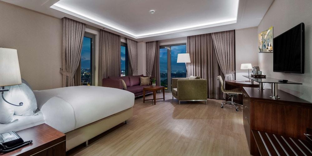 DoubleTree by Hilton Istanbul Topkapi Room Type - KING CORNER ROOM