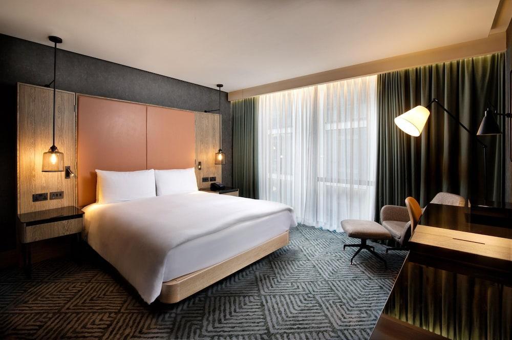 Hilton London Bankside Room Type - KING DELUXE ACCESSIBLE RM